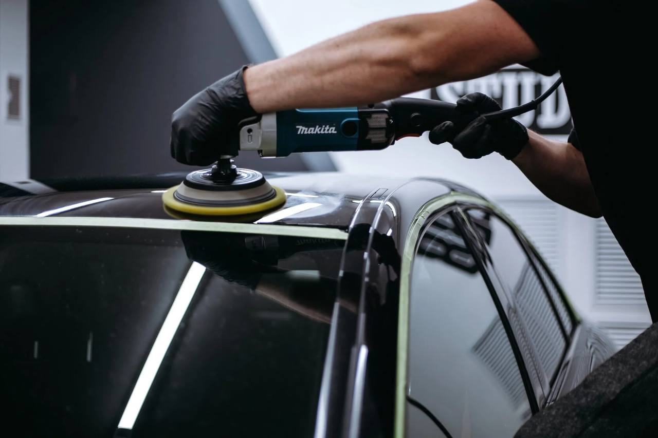 Мастер GASCAR выполняет полировку кузова